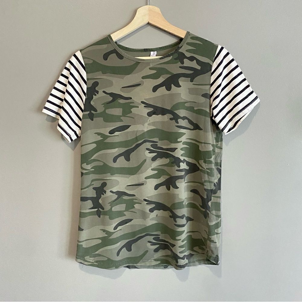 Daisy Mae‎ Camo T Shirt Striped Sleeves Relaxed Fit Tee Size Small